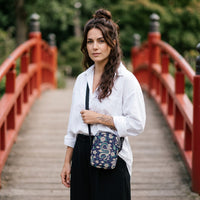 Sac bandoulière dragon et pivoines porté par une femme, look streetwear en Belgique | CHT'M Boutique