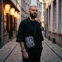 Sac bandoulière dragon et pivoines porté par un homme, look streetwear en Belgique | CHT'M Boutique