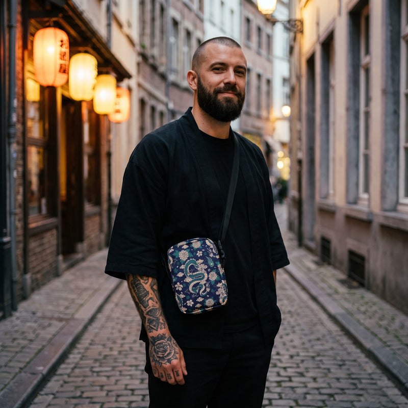 Sac bandoulière dragon et pivoines porté par un homme, look streetwear en Belgique | CHT'M Boutique
