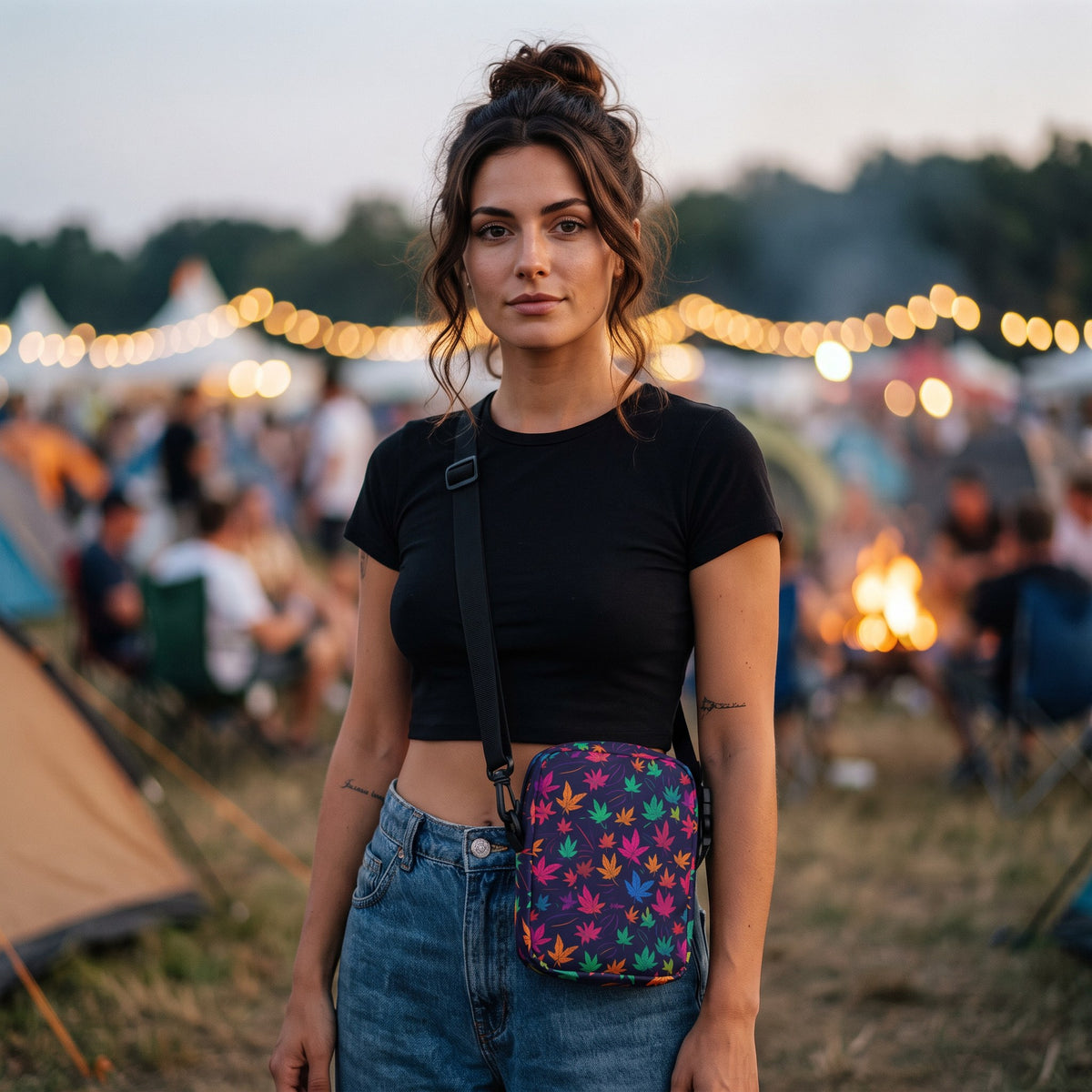 Sac bandoulière à feuilles colorées 420 porté par une femme, look streetwear en Belgique | CHT'M Boutique
