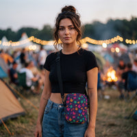Sac bandoulière à feuilles colorées 420 porté par une femme, look streetwear en Belgique | CHT'M Boutique