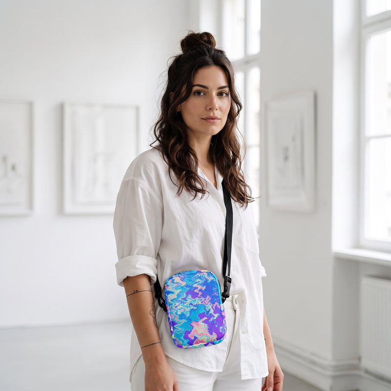 Sac bandoulière effet holographique marbré porté par une femme, look streetwear en Belgique | CHT'M Boutique