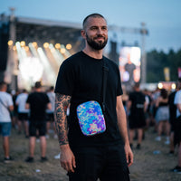 Sac bandoulière effet holographique marbré porté par un homme, look streetwear en Belgique | CHT'M Boutique