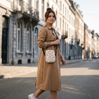 Sac bandoulière léopard crème porté par une femme, look streetwear en Belgique | CHT'M Boutique