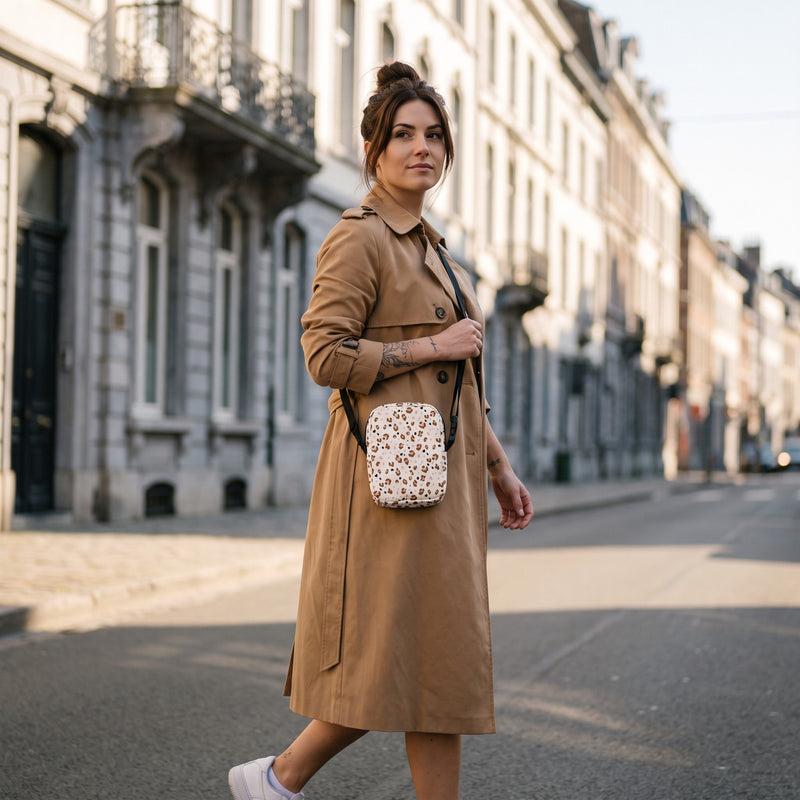 Sac bandoulière léopard crème porté par une femme, look streetwear en Belgique | CHT'M Boutique