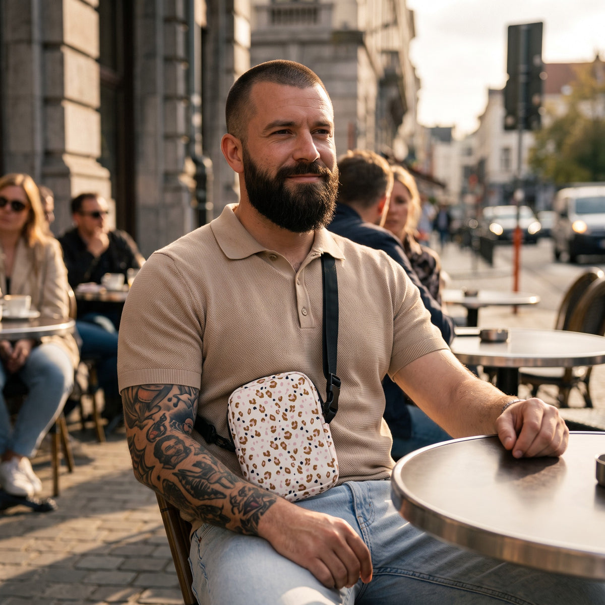 Sac bandoulière léopard crème porté par un homme, look streetwear en Belgique | CHT'M Boutique
