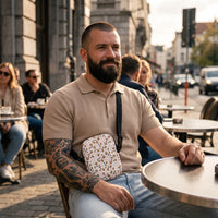 Sac bandoulière léopard crème porté par un homme, look streetwear en Belgique | CHT'M Boutique