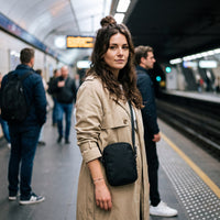 Sacoche bandoulière noire unie portée par une femme, look streetwear en Belgique | CHT'M Boutique