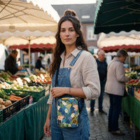 Sac bandoulière oiseaux et champignons porté par une femme, look streetwear en Belgique | CHT'M Boutique