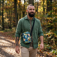 Sac bandoulière oiseaux et champignons porté par un homme, look streetwear en Belgique | CHT'M Boutique