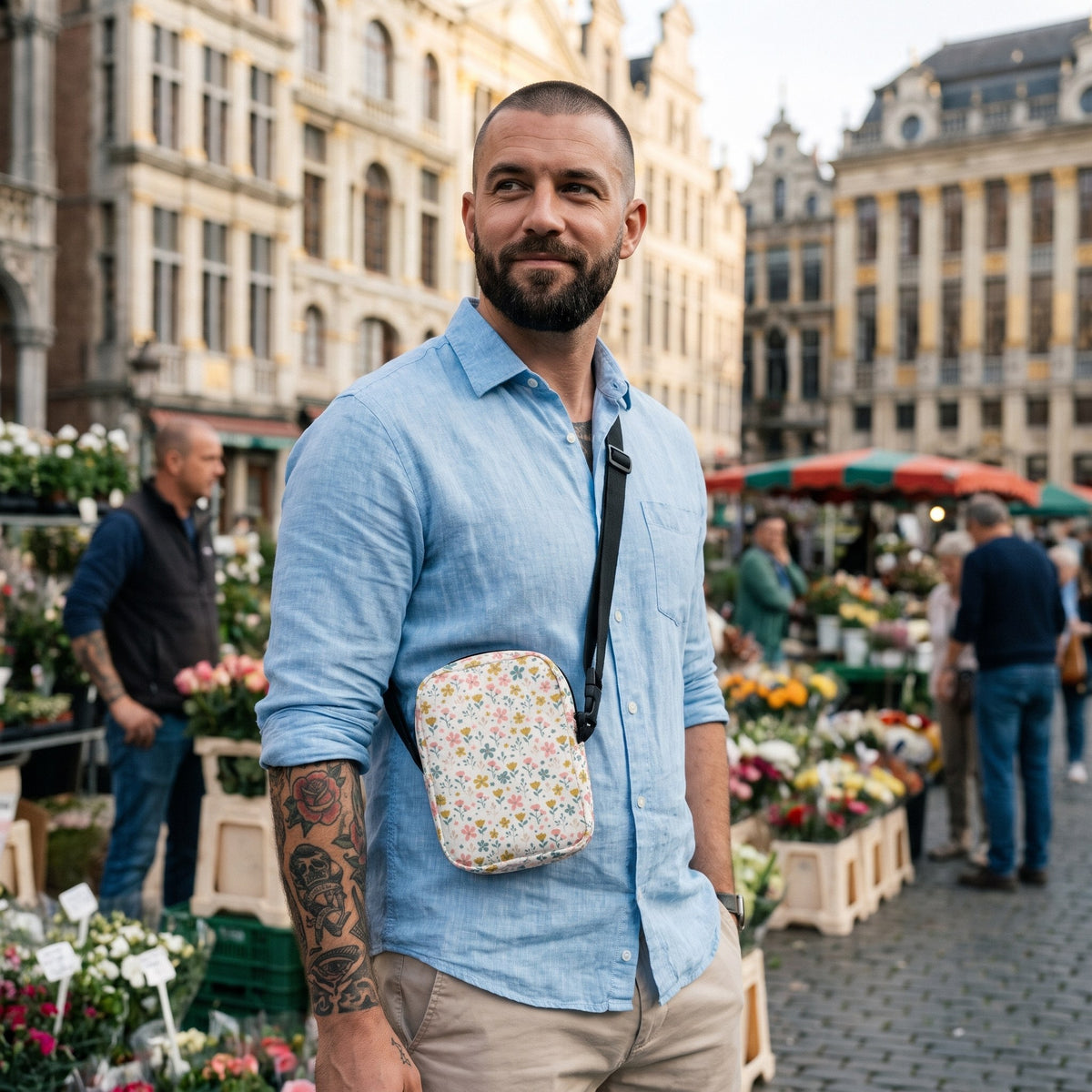 Sac bandoulière à petites fleurs pastel porté par un homme, look streetwear en Belgique | CHT'M Boutique