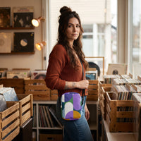 Sac bandoulière rétro à formes géométriques porté par une femme, look streetwear en Belgique | CHT'M Boutique