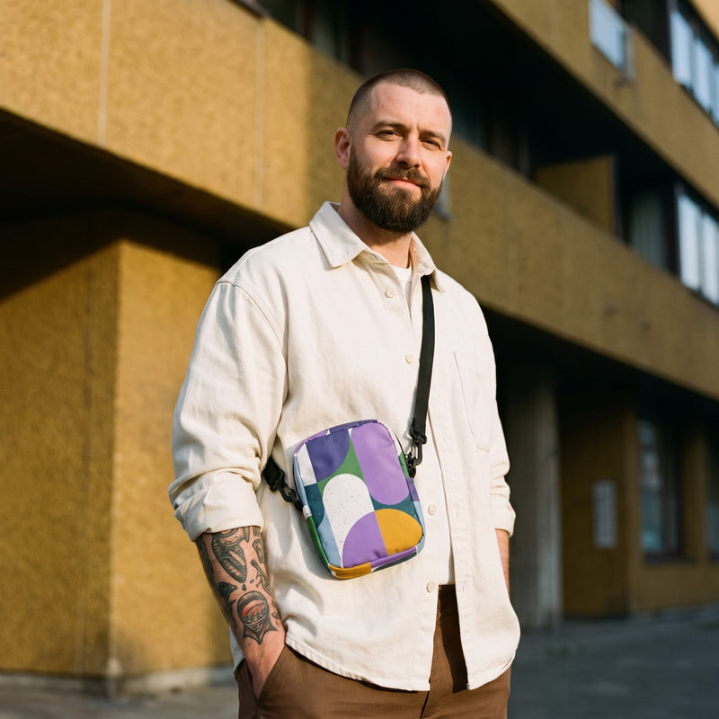 Sac bandoulière rétro à formes géométriques porté par un homme, look streetwear en Belgique | CHT'M Boutique