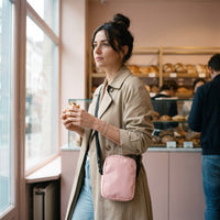 Petit sac bandoulière rose pâle porté par une femme, look streetwear en Belgique | CHT'M Boutique