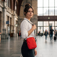 Petit sac bandoulière rouge porté par une femme, look streetwear en Belgique | CHT'M Boutique