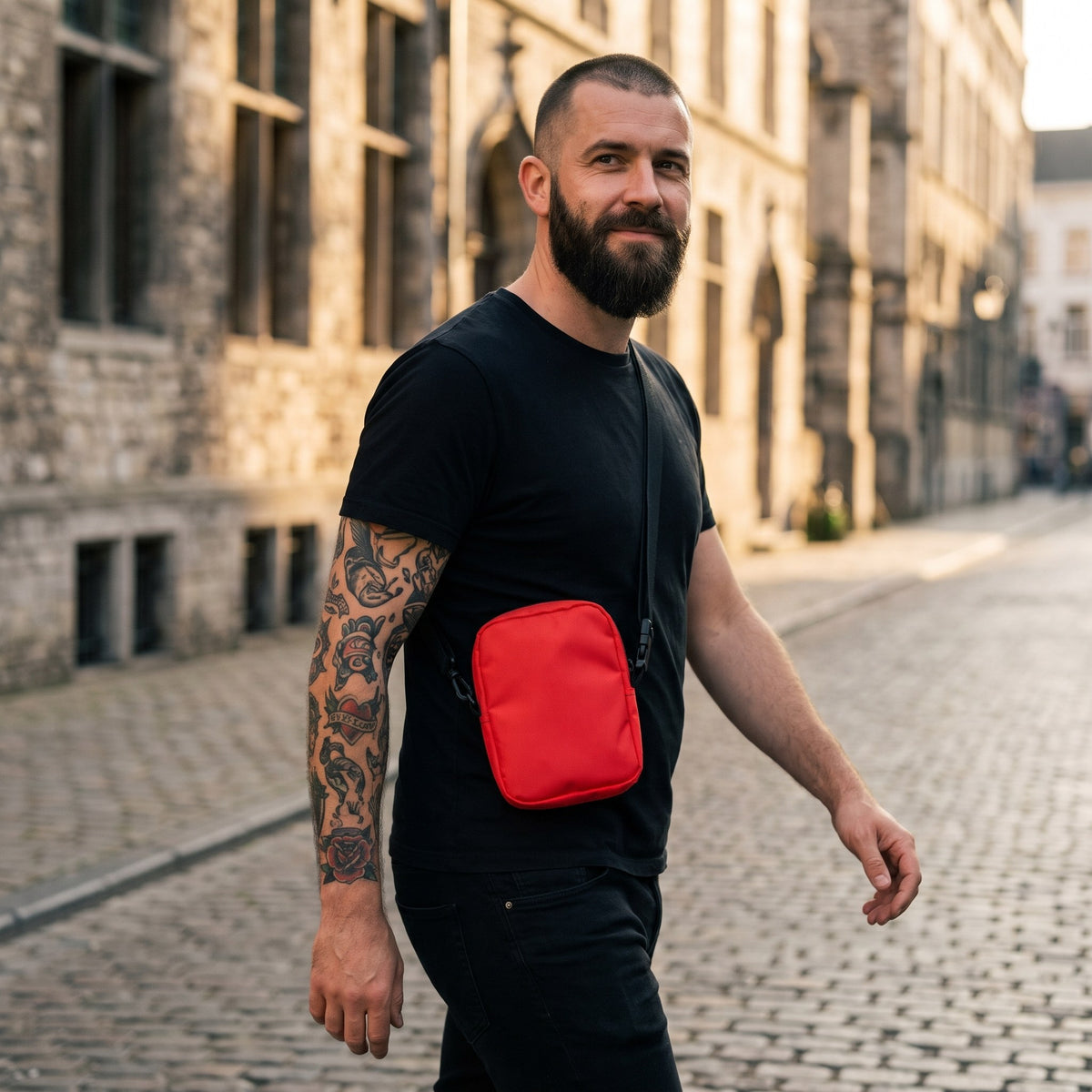 Petit sac bandoulière rouge porté par un homme, look streetwear en Belgique | CHT'M Boutique