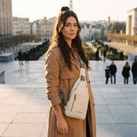 Sac poitrine en cuir vegan blanc cassé avec porte-cartes porté par une femme, look streetwear en Belgique | CHT'M Boutique