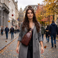 Sac poitrine en cuir vegan bordeaux avec porte-cartes porté par une femme, look streetwear en Belgique | CHT'M Boutique