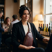 Sac poitrine en cuir vegan bordeaux avec porte-cartes porté par une femme, look streetwear en Belgique | CHT'M Boutique