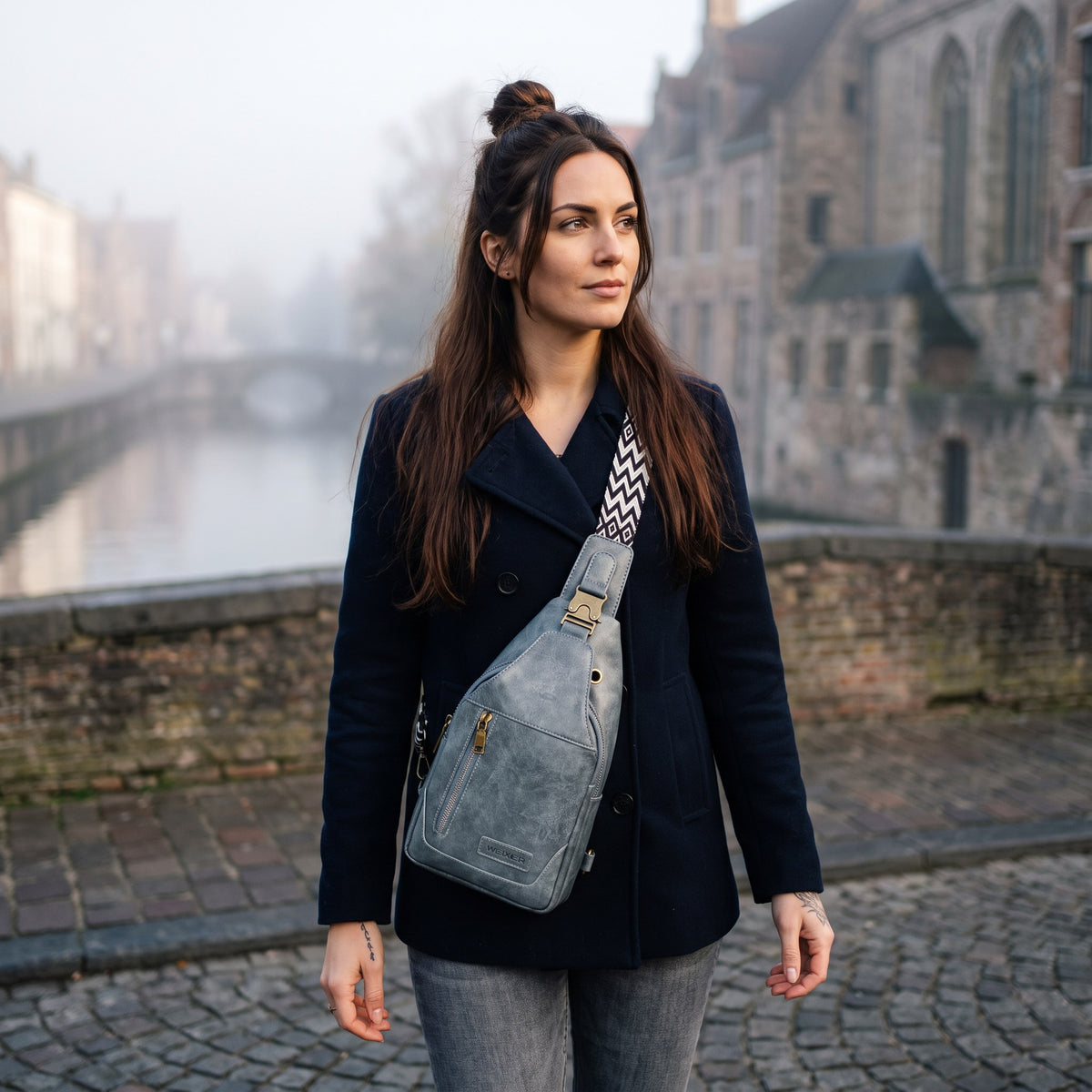 Sac poitrine en cuir vegan gris argenté avec porte-cartes porté par une femme, look streetwear en Belgique | CHT'M Boutique