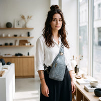 Sac poitrine en cuir vegan gris argenté avec porte-cartes porté par une femme, look streetwear en Belgique | CHT'M Boutique