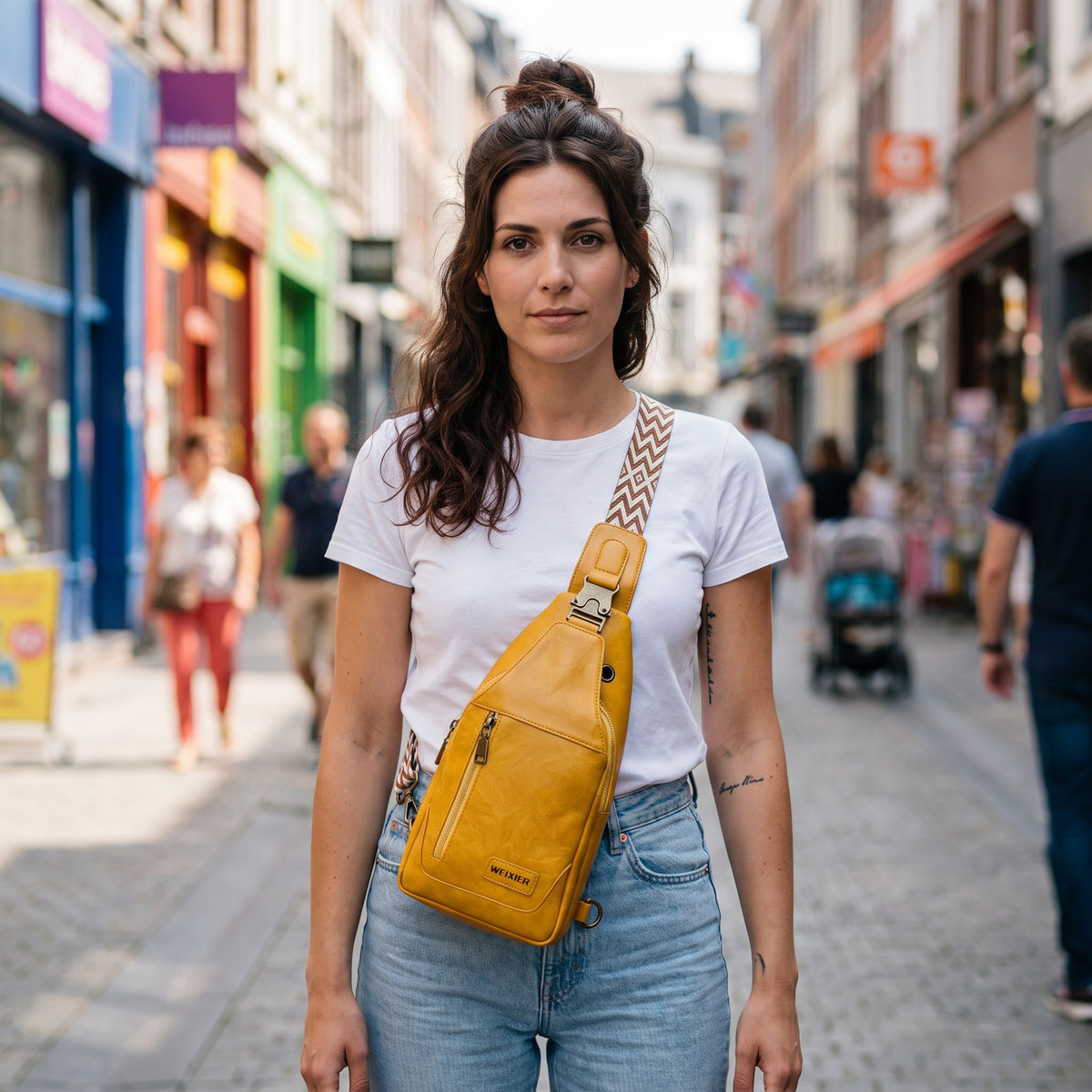 Sac poitrine en cuir vegan jaune moutarde avec porte-cartes porté par une femme, look streetwear en Belgique | CHT'M Boutique