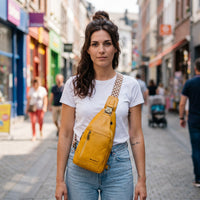 Sac poitrine en cuir vegan jaune moutarde avec porte-cartes porté par une femme, look streetwear en Belgique | CHT'M Boutique
