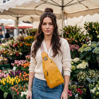 Sac poitrine en cuir vegan jaune moutarde avec porte-cartes porté par une femme, look streetwear en Belgique | CHT'M Boutique