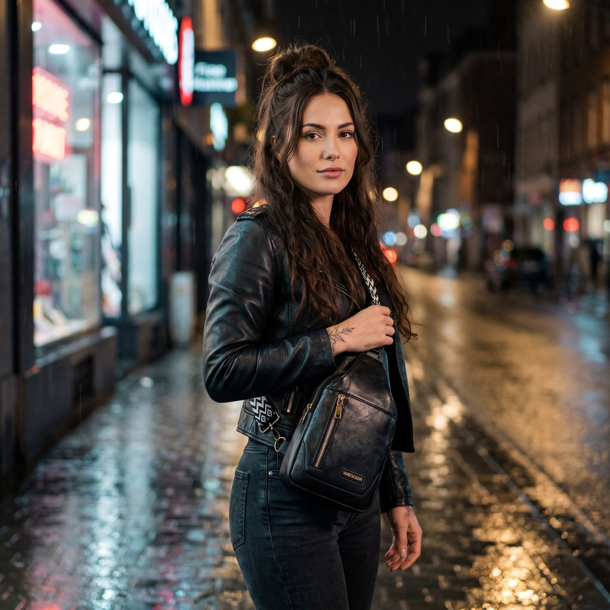 Sac poitrine en cuir vegan noir avec porte-cartes porté par une femme, look streetwear en Belgique | CHT'M Boutique