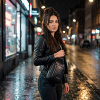 Sac poitrine en cuir vegan noir avec porte-cartes porté par une femme, look streetwear en Belgique | CHT'M Boutique