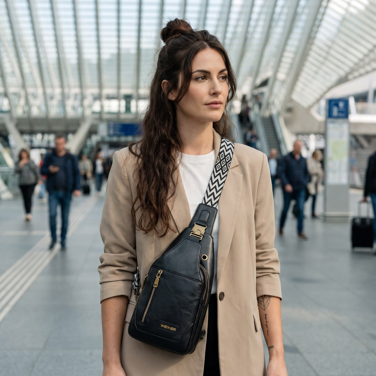 Sac poitrine en cuir vegan noir avec porte-cartes porté par une femme, look streetwear en Belgique | CHT'M Boutique