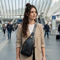 Sac poitrine en cuir vegan noir avec porte-cartes porté par une femme, look streetwear en Belgique | CHT'M Boutique