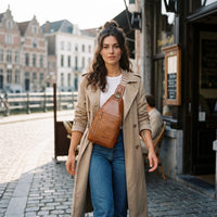 Sac poitrine en cuir vegan avec porte-cartes porté par une femme, look streetwear en Belgique | CHT'M Boutique