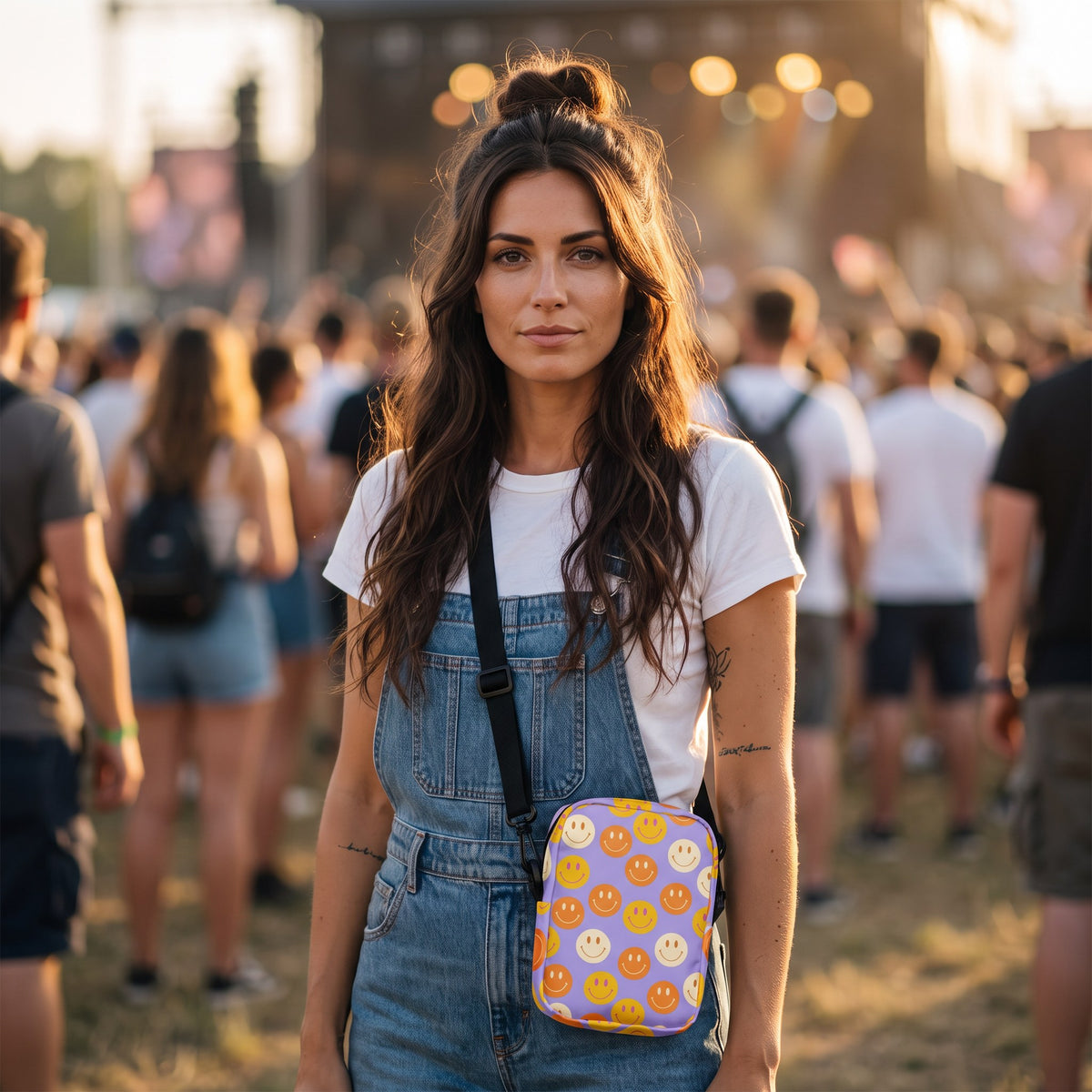 Sac bandoulière smiley violet porté par une femme, look streetwear en Belgique | CHT'M Boutique