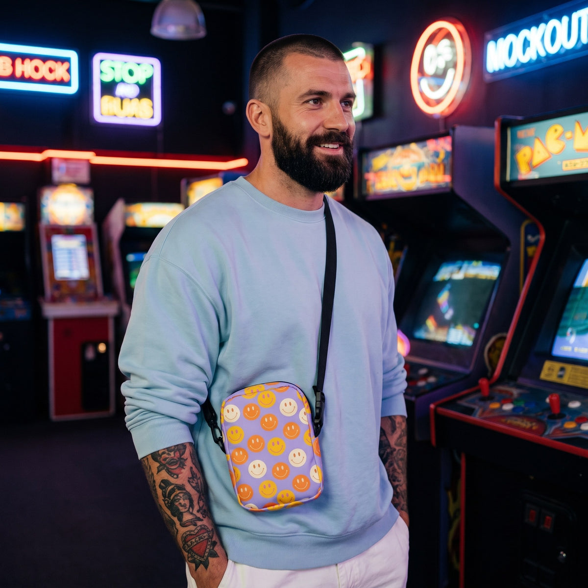 Sac bandoulière smiley violet porté par un homme, look streetwear en Belgique | CHT'M Boutique
