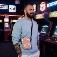 Sac bandoulière smiley violet porté par un homme, look streetwear en Belgique | CHT'M Boutique