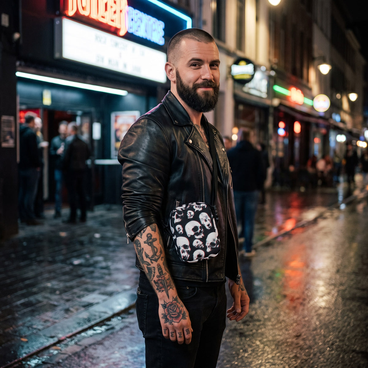 Sac bandoulière têtes de mort porté par un homme, look streetwear en Belgique | CHT'M Boutique