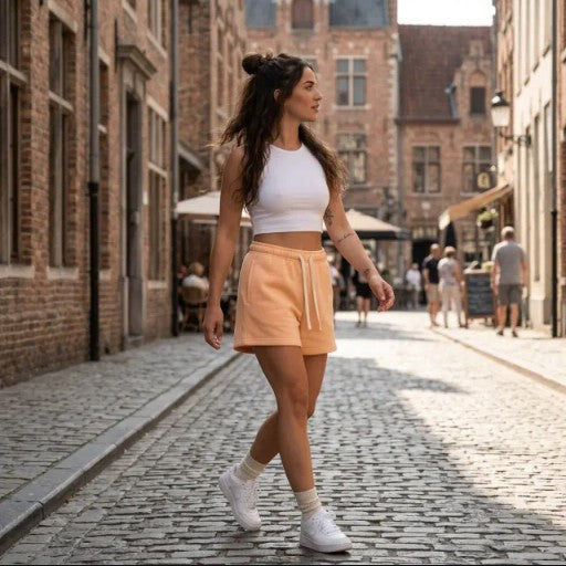 Femme portant le short en molleton original CHT'M en rue, coloris abricot