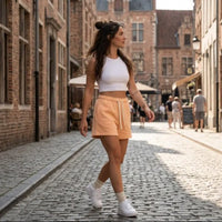 Femme portant le short en molleton original CHT'M en rue, coloris abricot