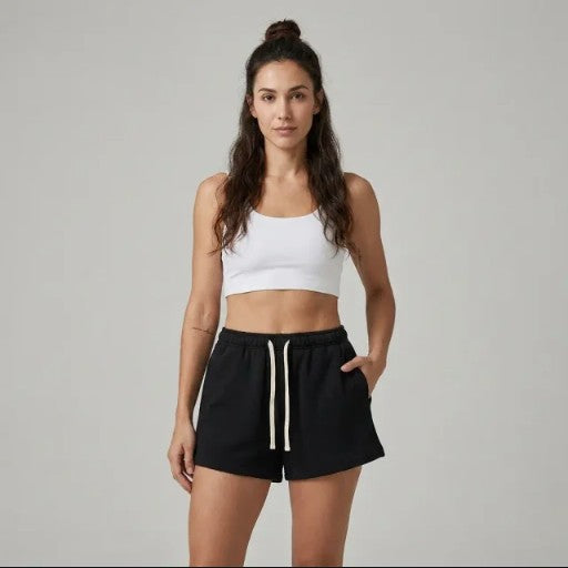 Femme portant le short en molleton original CHT'M en studio, coloris noir