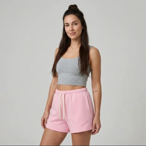 Femme portant le short en molleton original CHT'M en studio, coloris rose