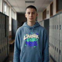 Lycéen portant le sweat à capuche Gen Z « L'avenir c'est nous » bleu acier dans un couloir de lycée – hoodie manif original