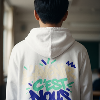 Gros plan du print sur le sweat à capuche Gen Z « L'avenir c'est nous » blanc porté