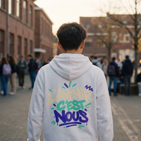 Lycéen de dos portant le sweat à capuche Gen Z « L'avenir c'est nous » blanc, grand print dans le dos – sweat manif original
