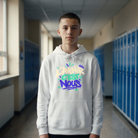 Lycéen portant le sweat à capuche Gen Z « L'avenir c'est nous » blanc dans un couloir de lycée – hoodie manif original