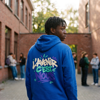 Lycéen de dos portant le sweat à capuche Gen Z « L'avenir c'est nous » bleu Klein, grand print dans le dos – sweat manif original