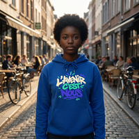 Lycéenne portant le sweat à capuche Gen Z « L'avenir c'est nous » bleu Klein dans la rue – sweat Gen Z pas cher