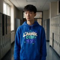 Lycéen portant le sweat à capuche Gen Z « L'avenir c'est nous » bleu Klein dans un couloir de lycée – hoodie manif original