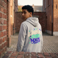 Lycéen de dos portant le sweat à capuche Gen Z « L'avenir c'est nous » gris cendré, grand print dans le dos – sweat manif original
