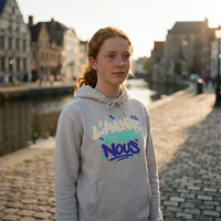 Lycéenne portant le sweat à capuche Gen Z « L'avenir c'est nous » gris cendré dans la rue – sweat Gen Z pas cher